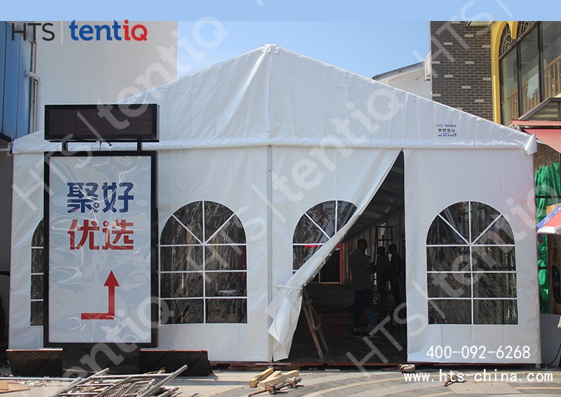 傳統建筑搭配篷房，用作超市門口走廊為顧客提高購物體驗